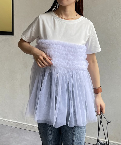 Thevon(ゼボン)の「フリルチュールドッキング半袖プルオーバー(Tシャツ/カットソー・レディース・ベージュ/ブラック/ライトグレー/オフホワイト・FREE)」の5枚目の写真