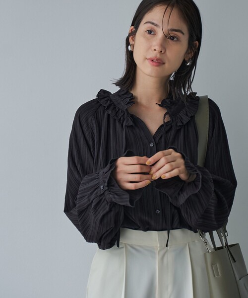 RONEL(ロネル)の「【VERY12月号掲載】フリルネックブラウス(シャツ/ブラウス・レディース・ブラック/ホワイト・S/M)」の2枚目の写真