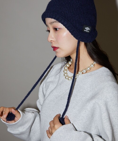 UMBRO(アンブロ)の「UMBRO × PUBLUX/アンブロ 耳当てニット帽/イヤーキャップ 限定展開(ニットキャップ/ビーニー・レディース・ブラック/オフホワイト/ネイビー・ONE SIZE)」の11枚目の写真