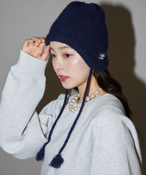 UMBRO(アンブロ)の「UMBRO × PUBLUX/アンブロ 耳当てニット帽/イヤーキャップ 限定展開(ニットキャップ/ビーニー・レディース・ブラック/オフホワイト/ネイビー・ONE SIZE)」の15枚目の写真