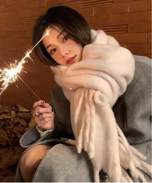 Per sist ence（パーシエンス）の「ボリュームフリンジマフラー（マフラー・レディース・ホワイト/グリーン/ピンク/ベージュ/オフホワイト/グレー/ブルー/ブラック/ライトピンク/ライトブルー・FREE）」の3枚目の写真