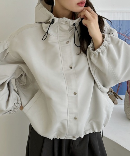 TREOVER（トレオーバー）の「バルーンスリーブ ショート丈マウンテンパーカー（マウンテンパーカー・レディース・ベージュ/ライトグレー/レンガ/グレイッシュベージュ/ブラック/アイボリー/カーキ・FREE）」の3枚目の写真