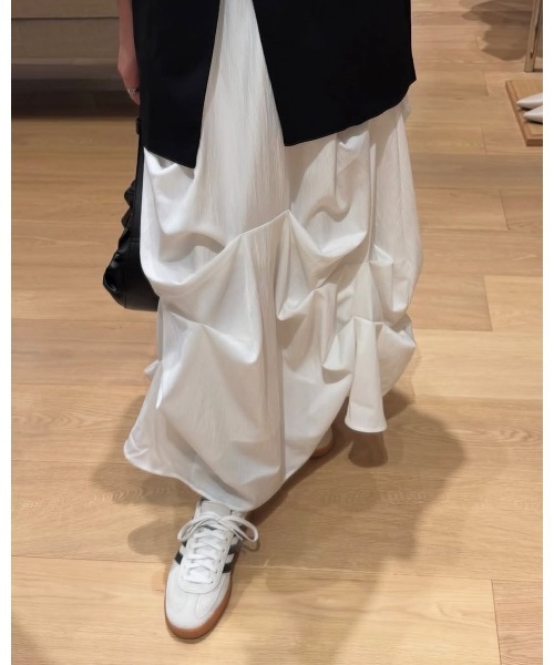 STYLEMIXER（スタイルミキサー）の「【大人気】ランダムタッキングスカート　春服（スカート・レディース・ブラック/ホワイト/グリーン・SMALL/MEDIUM）」の4枚目の写真