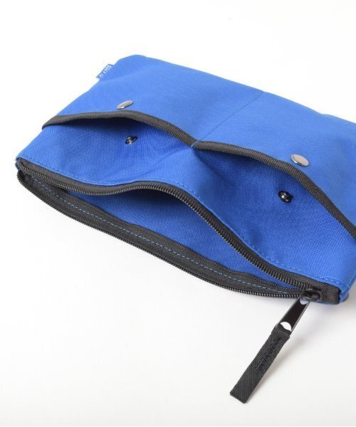 GLAZOS（グラソス）の「【大人向けサイズあり】カラビナ付きサコッシュ（ショルダーバッグ・キッズ・ブラック/ブルー/チャコールグレー/カーキ・フリー）」の5枚目の写真