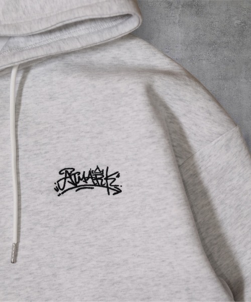 ATMARK(アットマーク)の「《2サイズ展開 / UNISEX 》ATMARKグラフィティロゴ リベット フルジップパーカー(パーカー・メンズ・ホワイト/ブラック・MEDIUM/LARGE)」の11枚目の写真