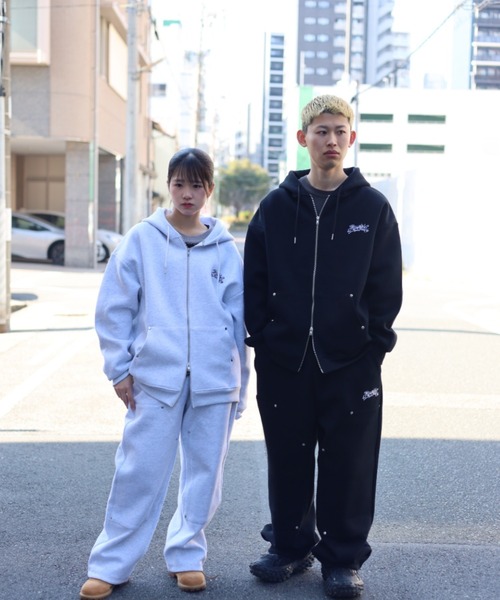 ATMARK(アットマーク)の「《2サイズ展開 / UNISEX 》ATMARKグラフィティロゴ リベット フルジップパーカー(パーカー・メンズ・ホワイト/ブラック・MEDIUM/LARGE)」の3枚目の写真