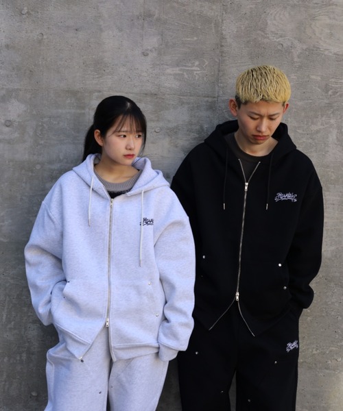 ATMARK(アットマーク)の「《2サイズ展開 / UNISEX 》ATMARKグラフィティロゴ リベット フルジップパーカー(パーカー・メンズ・ホワイト/ブラック・MEDIUM/LARGE)」の5枚目の写真