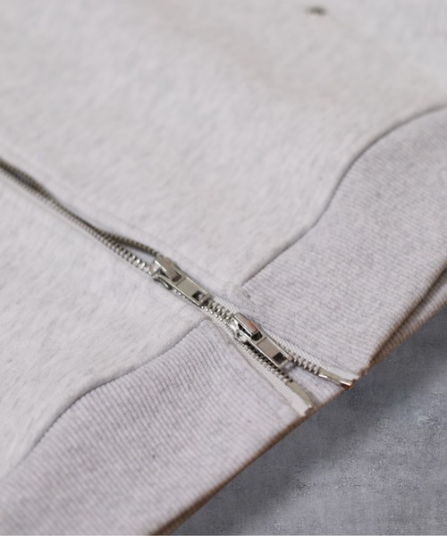 ATMARK(アットマーク)の「《2サイズ展開 / UNISEX 》ATMARKグラフィティロゴ リベット フルジップパーカー(パーカー・メンズ・ホワイト/ブラック・MEDIUM/LARGE)」の13枚目の写真