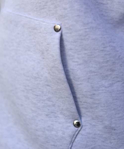 ATMARK(アットマーク)の「《2サイズ展開 / UNISEX 》ATMARKグラフィティロゴ リベット フルジップパーカー(パーカー・メンズ・ホワイト/ブラック・MEDIUM/LARGE)」の19枚目の写真