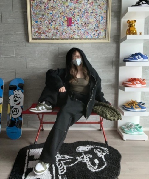 ATMARK(アットマーク)の「《2サイズ展開 / UNISEX 》ATMARKグラフィティロゴ リベット フルジップパーカー(パーカー・メンズ・ホワイト/ブラック・MEDIUM/LARGE)」の18枚目の写真