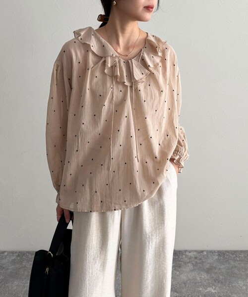 fredy emue(フレディエミュ)の「ドット刺繍フリルカラーブラウス(シャツ/ブラウス・レディース・ベージュ系その他/ホワイト系その他/ブラック系その他/イエロー系その他・38)」の4枚目の写真