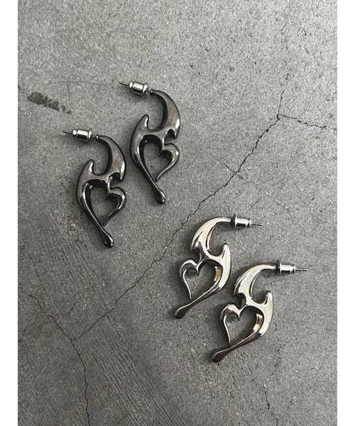 EMODA(エモダ)の「トライバルハートピアス(ピアス(両耳用)・レディース・ブラック/シルバー・FREE)」の10枚目の写真