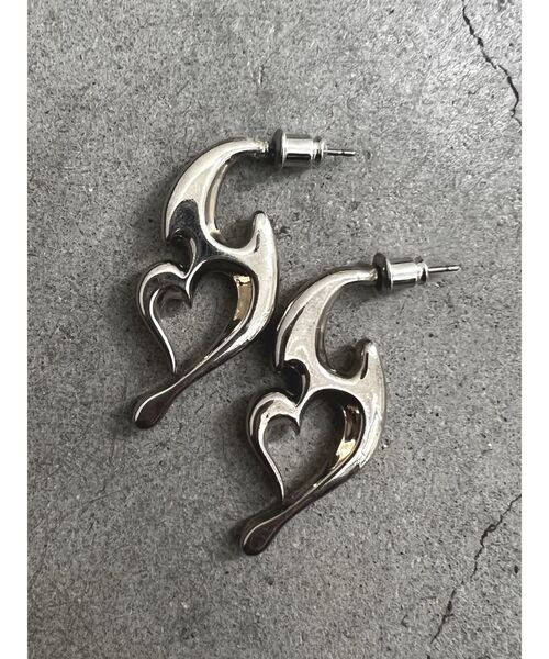 EMODA(エモダ)の「トライバルハートピアス(ピアス(両耳用)・レディース・ブラック/シルバー・FREE)」の5枚目の写真