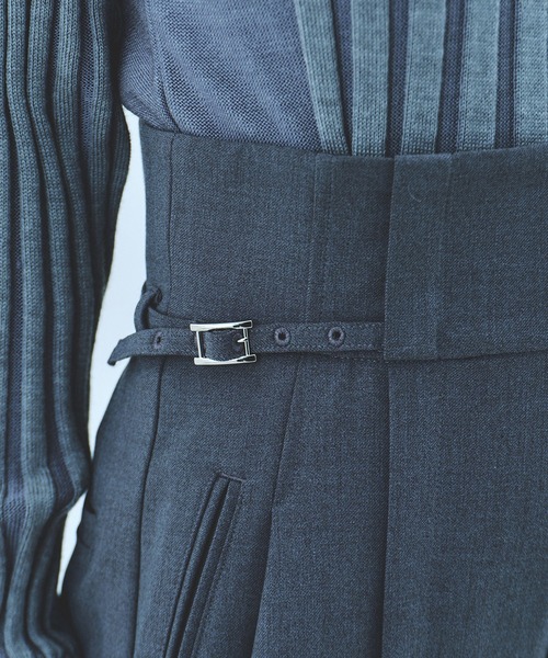 UNITED TOKYO（ユナイテッドトウキョウ）の「サイドベルトワイドパンツ｜セットアップ/ウォッシャブル/ストレッチ/春服（スラックス・レディース・グレー/ネイビー・1/2）」の4枚目の写真