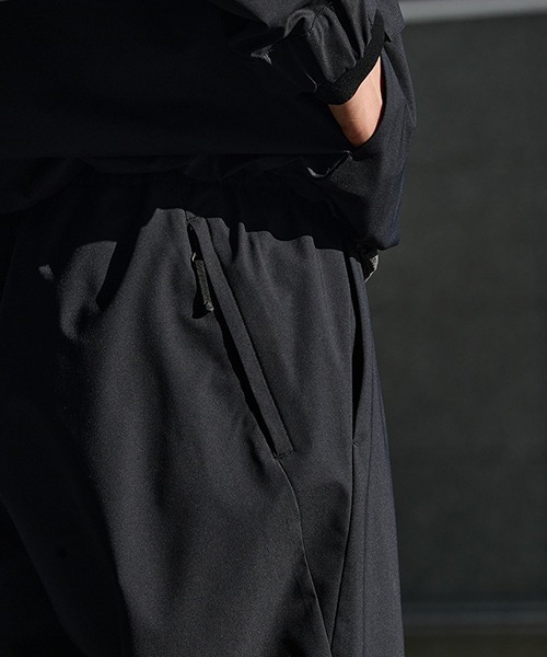 GOLDWIN（ゴールドウィン）の「Goldwin / ゴールドウィン：別注 DOUBLE WEAVE TUCK PANTS：ONLYARK-3-2502[PIE]（その他パンツ・メンズ・ブラック・3/2）」の2枚目の写真