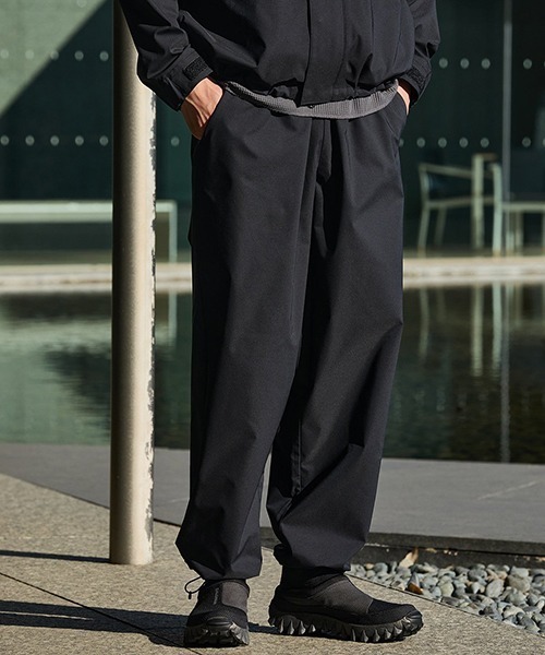 GOLDWIN（ゴールドウィン）の「Goldwin / ゴールドウィン：別注 DOUBLE WEAVE TUCK PANTS：ONLYARK-3-2502[PIE]（その他パンツ・メンズ・ブラック・3/2）」の4枚目の写真