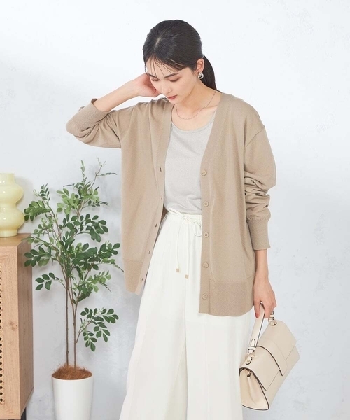 a.v.v（アーヴェヴェ）の「Vネックミドル丈カーディガン（カーディガン/ボレロ・レディース・ベージュ/ミント・40/38）」の2枚目の写真