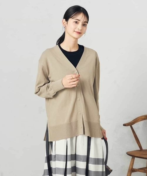 a.v.v（アーヴェヴェ）の「Vネックミドル丈カーディガン（カーディガン/ボレロ・レディース・ベージュ/ミント・40/38）」の18枚目の写真
