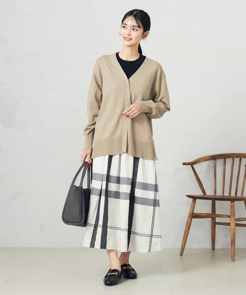 a.v.v（アーヴェヴェ）の「Vネックミドル丈カーディガン（カーディガン/ボレロ・レディース・ベージュ/ミント・40/38）」の17枚目の写真