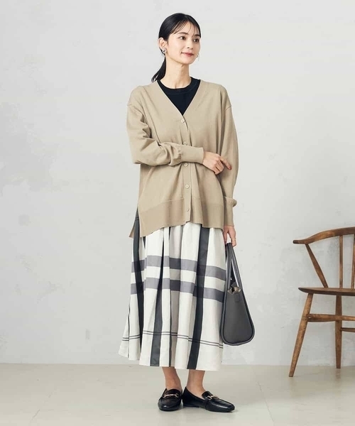 a.v.v（アーヴェヴェ）の「Vネックミドル丈カーディガン（カーディガン/ボレロ・レディース・ベージュ/ミント・40/38）」の15枚目の写真