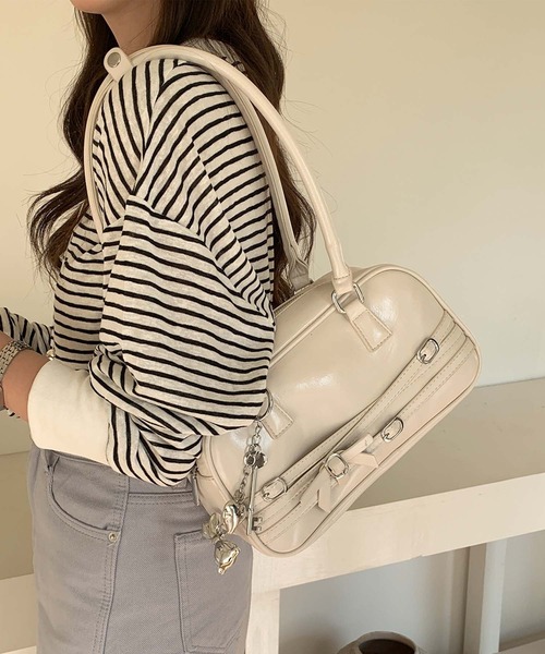 aimoha（アイモハ）の「B.A.G. PUレザーショルダーバッグ-チャーム付き（トートバッグ・レディース・ホワイト/ブラック/レッド/ピンク/チョコ・FREE）」の18枚目の写真