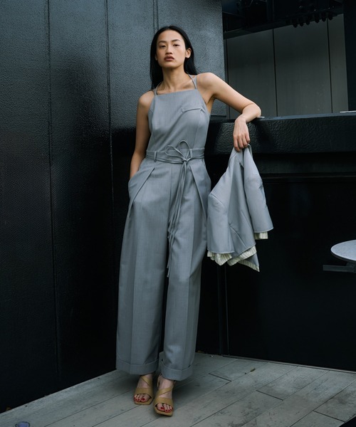 UNITED TOKYO(ユナイテッドトウキョウ)の「【完売間近!】Square Neck Jumpsuit|ウォッシャブル/防シワ(つなぎ/オールインワン・レディース・グレー/ブラック・1/2)」の2枚目の写真