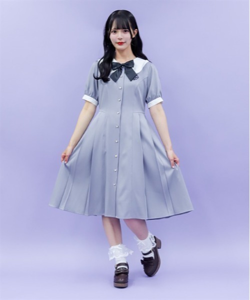 axes femme POETIQUE（アクシーズファムポエティック）の「ロゴ刺繍プリーツワンピース（ワンピース・レディース・ブラック/グレー/ピンク・MEDIUM）」の2枚目の写真