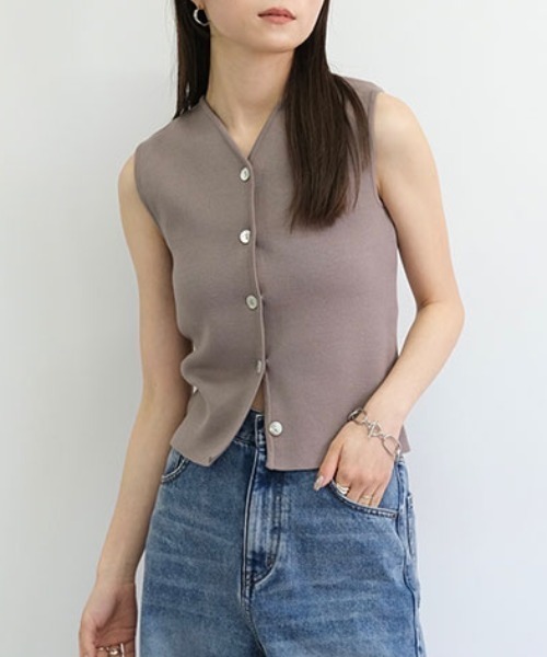 Reurie'（レウリィ）の「オリジナルシェルボタンニットベスト／original shellbutton knit vest ノースリーブ タンクトップ Vネック フロントボタン きれいめ シンプル モード レディライク オフィスカジュアル（ベスト・レディース・アイボリー/ブラック/グレイッシュベージュ・FREE）」の3枚目の写真