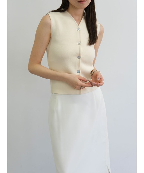 Reurie'（レウリィ）の「オリジナルシェルボタンニットベスト／original shellbutton knit vest ノースリーブ タンクトップ Vネック フロントボタン きれいめ シンプル モード レディライク オフィスカジュアル（ベスト・レディース・アイボリー/ブラック/グレイッシュベージュ・FREE）」の5枚目の写真