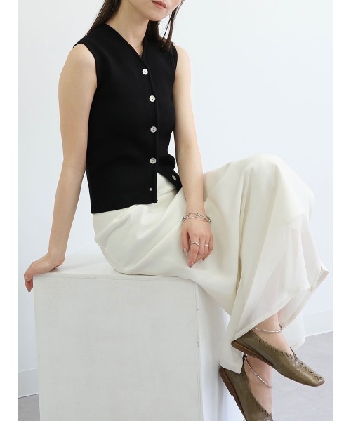 Reurie'（レウリィ）の「オリジナルシェルボタンニットベスト／original shellbutton knit vest ノースリーブ タンクトップ Vネック フロントボタン きれいめ シンプル モード レディライク オフィスカジュアル（ベスト・レディース・アイボリー/ブラック/グレイッシュベージュ・FREE）」の7枚目の写真