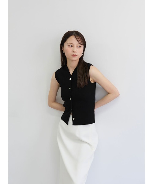 Reurie'（レウリィ）の「オリジナルシェルボタンニットベスト／original shellbutton knit vest ノースリーブ タンクトップ Vネック フロントボタン きれいめ シンプル モード レディライク オフィスカジュアル（ベスト・レディース・アイボリー/ブラック/グレイッシュベージュ・FREE）」の8枚目の写真