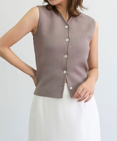 Reurie'（レウリィ）の「オリジナルシェルボタンニットベスト／original shellbutton knit vest ノースリーブ タンクトップ Vネック フロントボタン きれいめ シンプル モード レディライク オフィスカジュアル（ベスト・レディース・アイボリー/ブラック/グレイッシュベージュ・FREE）」の9枚目の写真