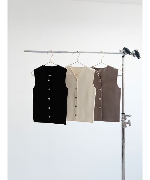 Reurie'（レウリィ）の「オリジナルシェルボタンニットベスト／original shellbutton knit vest ノースリーブ タンクトップ Vネック フロントボタン きれいめ シンプル モード レディライク オフィスカジュアル（ベスト・レディース・アイボリー/ブラック/グレイッシュベージュ・FREE）」の4枚目の写真