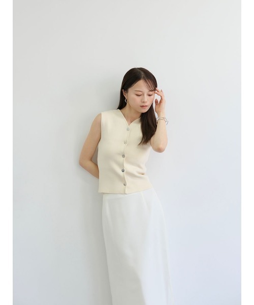 Reurie'（レウリィ）の「オリジナルシェルボタンニットベスト／original shellbutton knit vest ノースリーブ タンクトップ Vネック フロントボタン きれいめ シンプル モード レディライク オフィスカジュアル（ベスト・レディース・アイボリー/ブラック/グレイッシュベージュ・FREE）」の16枚目の写真