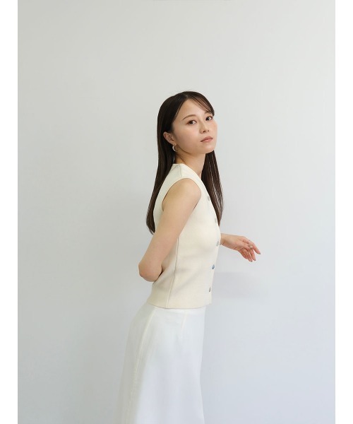 Reurie'（レウリィ）の「オリジナルシェルボタンニットベスト／original shellbutton knit vest ノースリーブ タンクトップ Vネック フロントボタン きれいめ シンプル モード レディライク オフィスカジュアル（ベスト・レディース・アイボリー/ブラック/グレイッシュベージュ・FREE）」の17枚目の写真