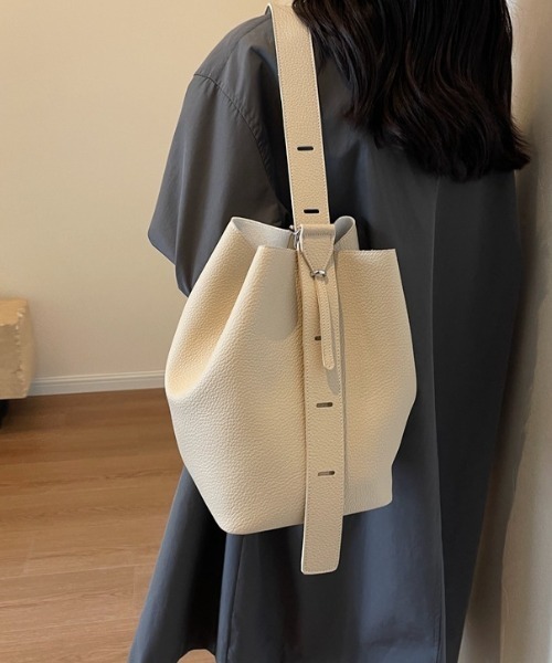 Per sist ence(パーシエンス)の「ソフトフェイクレザーワンハンドルバッグ/ポーチ付/2WAY(ショルダーバッグ・レディース・ベージュ/ブラウン/ブラック/ダークブラウン・ONE SIZE)」の18枚目の写真