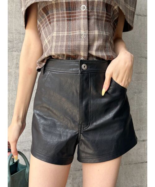 EVRIS（エヴリス）の「フェイクレザータイトショートパンツ（その他パンツ・レディース・ブラウン/ブラック・SMALL/MEDIUM）」の8枚目の写真