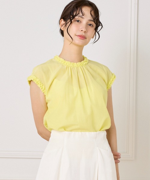 INED(イネド)の「【接触冷感】綿キュプラ タックフリルブラウス(シャツ/ブラウス・レディース・オフホワイト/モカ/イエロー・9号)」の1枚目の写真