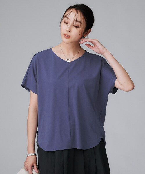 UNTITLED（アンタイトル）の「【接触冷感/洗える】Vネックコットンプルオーバー（Tシャツ/カットソー・レディース・ブラック/オフホワイト/チャコールグレー/ブルー系その他・00/02/04/44/48/50）」の4枚目の写真