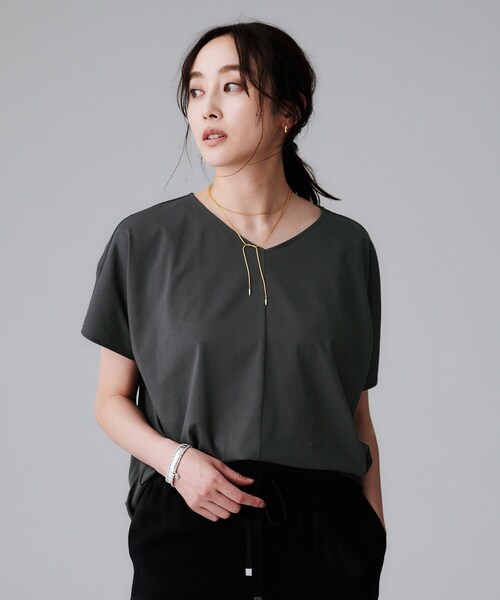 UNTITLED（アンタイトル）の「【接触冷感/洗える】Vネックコットンプルオーバー（Tシャツ/カットソー・レディース・ブラック/オフホワイト/チャコールグレー/ブルー系その他・00/02/04/44/48/50）」の3枚目の写真