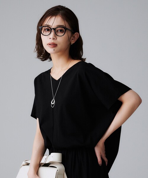 UNTITLED（アンタイトル）の「【接触冷感/洗える】Vネックコットンプルオーバー（Tシャツ/カットソー・レディース・ブラック/オフホワイト/チャコールグレー/ブルー系その他・00/02/04/44/48/50）」の2枚目の写真