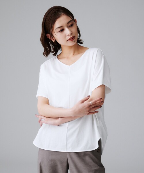 UNTITLED（アンタイトル）の「【接触冷感/洗える】Vネックコットンプルオーバー（Tシャツ/カットソー・レディース・ブラック/オフホワイト/チャコールグレー/ブルー系その他・00/02/04/44/48/50）」の11枚目の写真