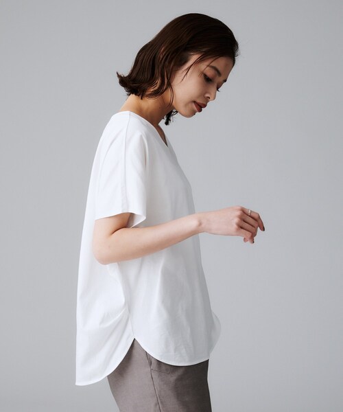 UNTITLED（アンタイトル）の「【接触冷感/洗える】Vネックコットンプルオーバー（Tシャツ/カットソー・レディース・ブラック/オフホワイト/チャコールグレー/ブルー系その他・00/02/04/44/48/50）」の12枚目の写真