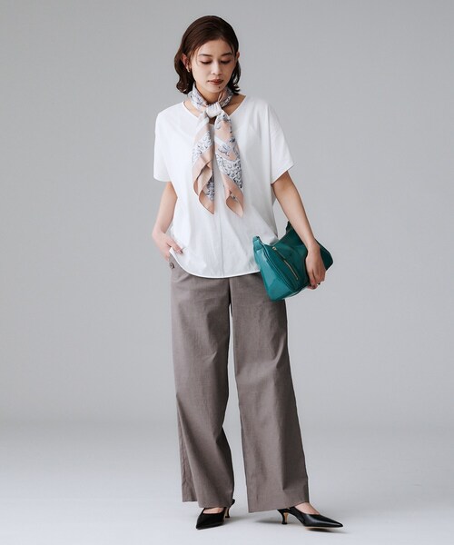 UNTITLED（アンタイトル）の「【接触冷感/洗える】Vネックコットンプルオーバー（Tシャツ/カットソー・レディース・ブラック/オフホワイト/チャコールグレー/ブルー系その他・00/02/04/44/48/50）」の13枚目の写真