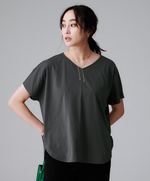 UNTITLED（アンタイトル）の「【接触冷感/洗える】Vネックコットンプルオーバー（Tシャツ/カットソー・レディース・ブラック/オフホワイト/チャコールグレー/ブルー系その他・00/02/04/44/48/50）」の15枚目の写真