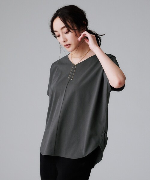 UNTITLED（アンタイトル）の「【接触冷感/洗える】Vネックコットンプルオーバー（Tシャツ/カットソー・レディース・ブラック/オフホワイト/チャコールグレー/ブルー系その他・00/02/04/44/48/50）」の16枚目の写真