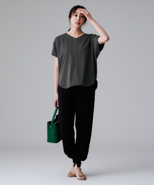 UNTITLED（アンタイトル）の「【接触冷感/洗える】Vネックコットンプルオーバー（Tシャツ/カットソー・レディース・ブラック/オフホワイト/チャコールグレー/ブルー系その他・00/02/04/44/48/50）」の17枚目の写真