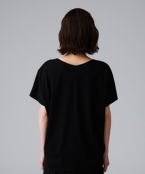 UNTITLED（アンタイトル）の「【接触冷感/洗える】Vネックコットンプルオーバー（Tシャツ/カットソー・レディース・ブラック/オフホワイト/チャコールグレー/ブルー系その他・00/02/04/44/48/50）」の6枚目の写真