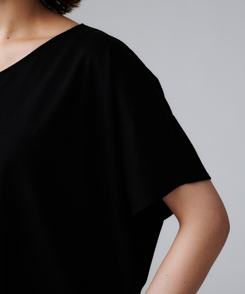 UNTITLED（アンタイトル）の「【接触冷感/洗える】Vネックコットンプルオーバー（Tシャツ/カットソー・レディース・ブラック/オフホワイト/チャコールグレー/ブルー系その他・00/02/04/44/48/50）」の8枚目の写真