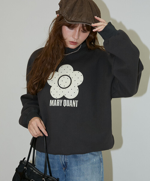 PUBLUX（パブリュクス）の「MARY QUANT × PUBLUX/マリークワント ドット デイジー ロゴ スウェット　限定展開（スウェット・レディース・ブラック/グレー/チャコールグレー/ネイビー・ﾌﾘ-）」の5枚目の写真